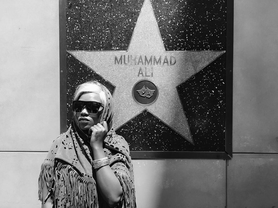 Vera Sidika infront of Mohammad Ali's Star