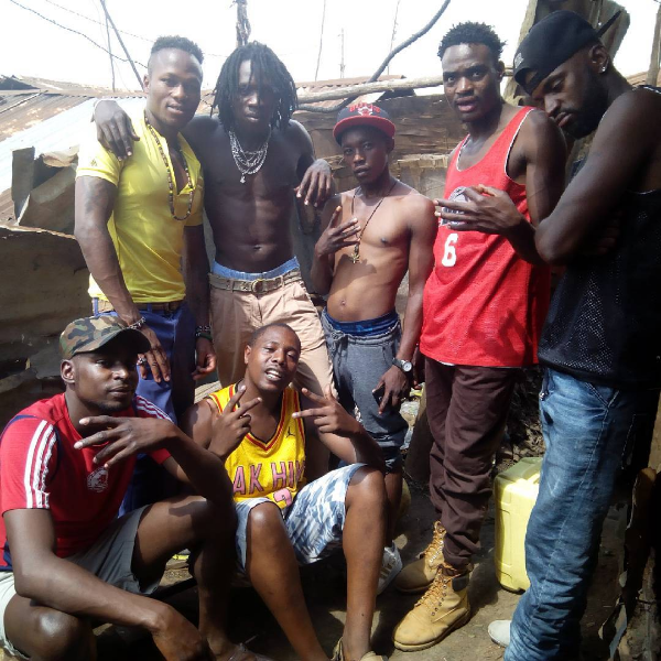 Virusi Mbaya chilling in Kibera with his friends | Instagram