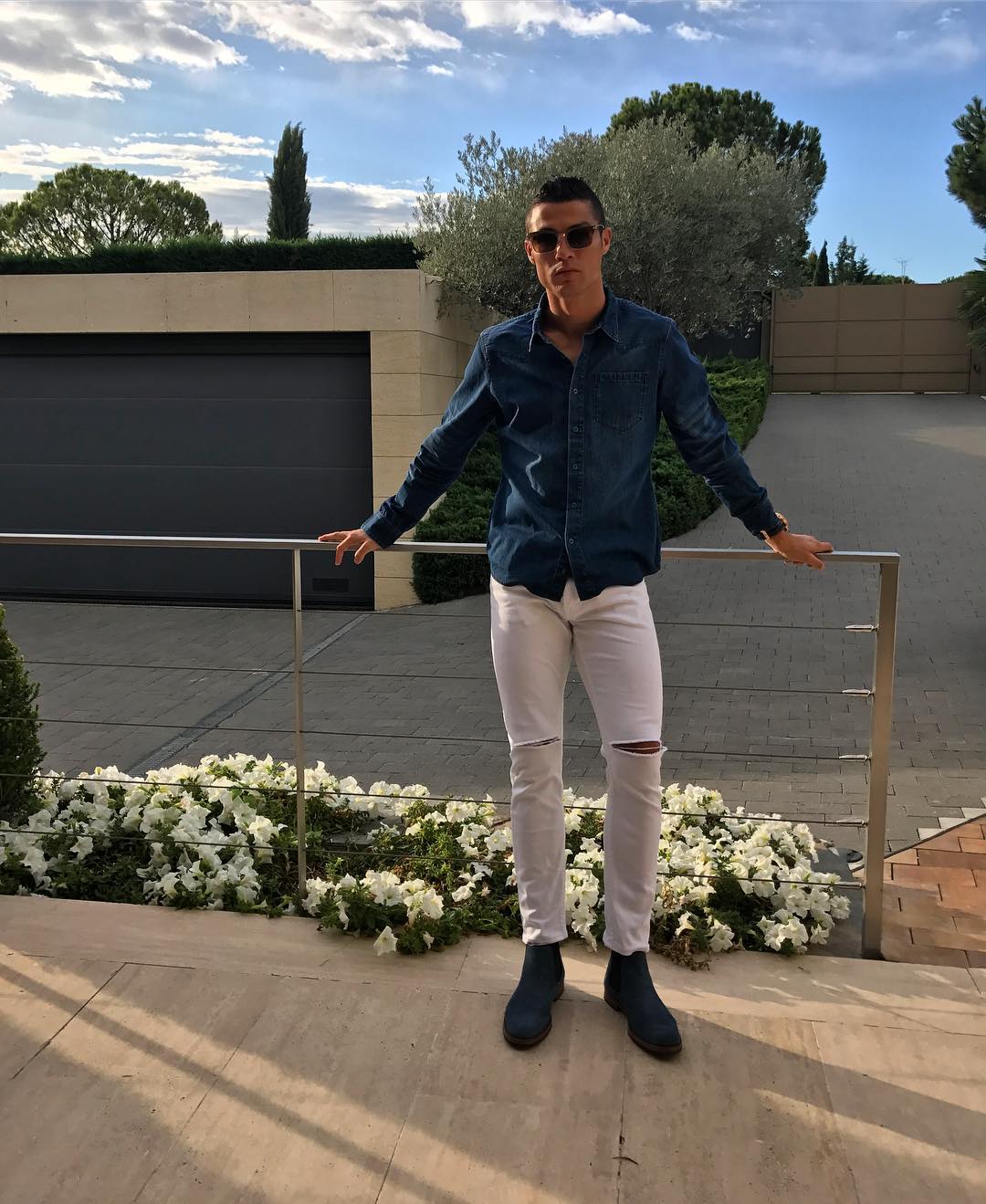 Cristiano posing