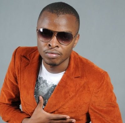 Such A Gold Heart! One Rapper Walks In The Street Handing Out Dollars To Homeless People