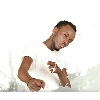 Vera Sidika’s huge nyash gets grabbed while she smiles