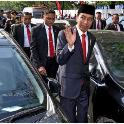 Zari’s fans carry placards while demonstrating against Diamond (Photos)