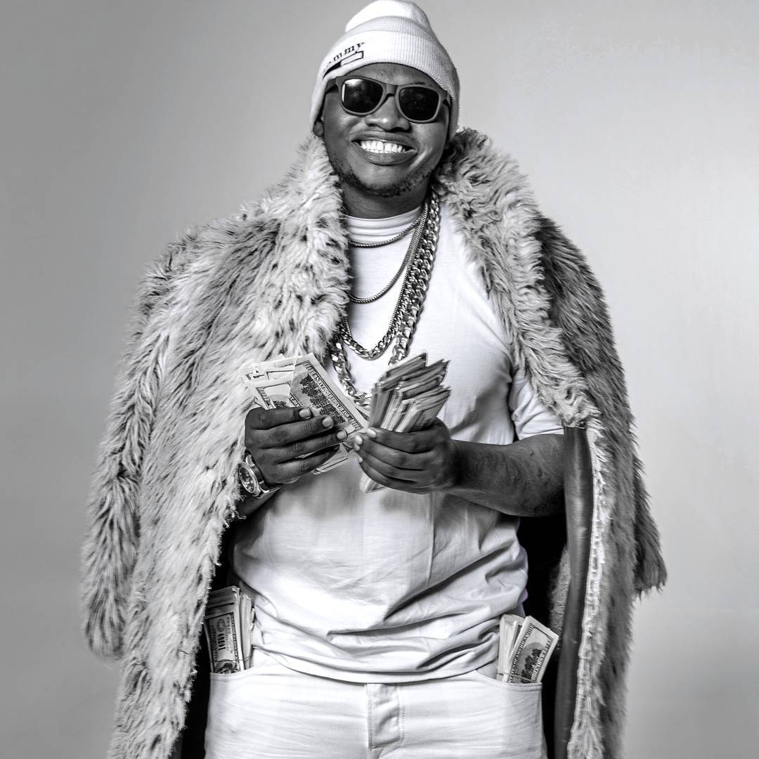 Khaligraph Jones wants the media to support Stivo Simple Boy after asking him out for an interview, not just leaving him without any compensation. photo credit: Instagram/khaligraph_jones