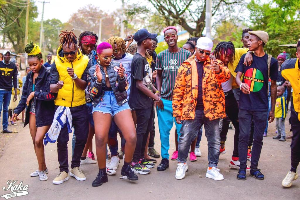 Mbithi, Femi One, Exray, Odi Wa Murang'a dancing on set of 'Nyoko Nyoko' music video shoot.