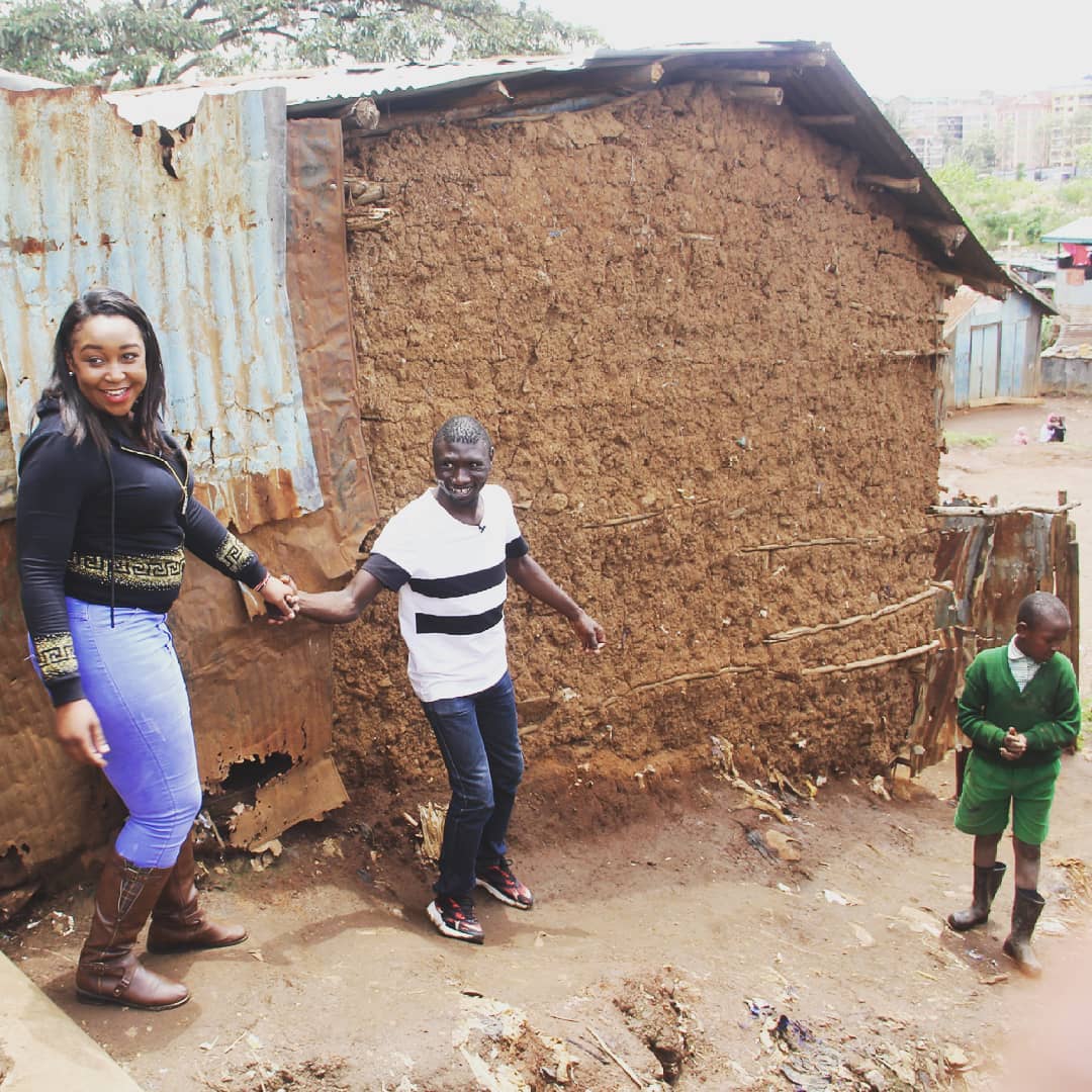 Stivo Simple Boy the gentleman helping Betty Kyallo manouver her way in Kibera as he was giving her a tour of the place on his 'Upclose with Stivo Simple Boy' episode. photo credit: Instagram/stivosimpleboy