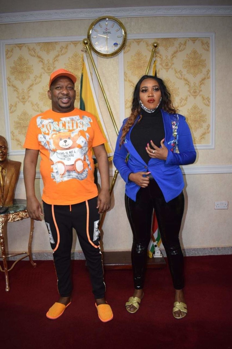 Nairobi Governor Mike Sonko with musician Reds Hot in his office. Photo credit: Twitter/MikeSonko