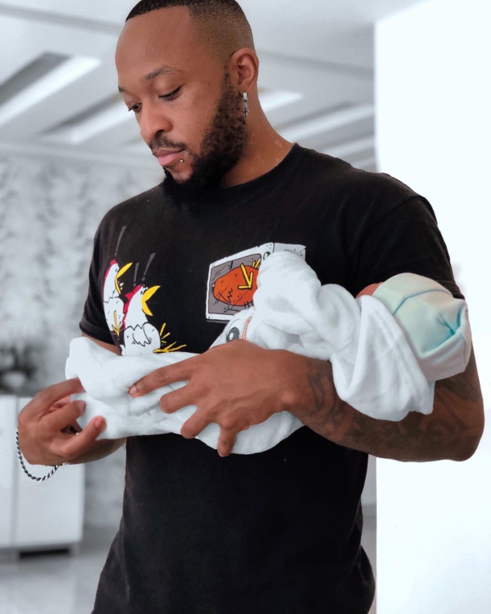 Frankie Kiarie popularly known as Frankie Just Gym It holding his newly born son, Taiyari Kiarie after his girlfriend, Corazon Kwamboka brought him forth into the world on August 3rd 2020. Photo credit: Instagram/frankie_justgymit