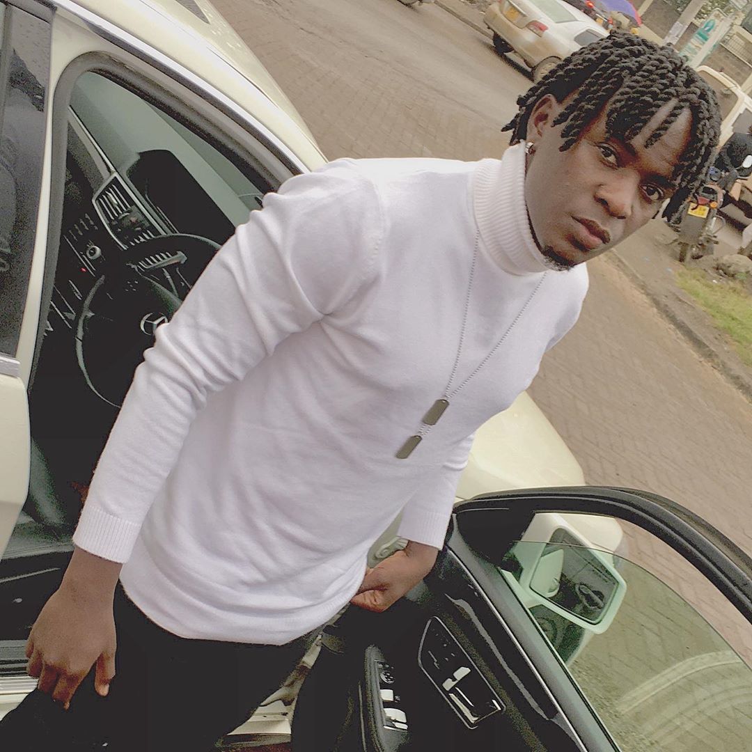 Willy Paul who was seen holding three knives issued a stern warning to the MCSK after reports emerged that the body allegedly stole musicians' royalties. Photo credit: Instagram/willy.paul.msafi