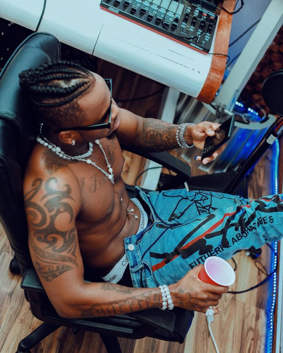 Diamond Platnumz chilling at Wasafi studio