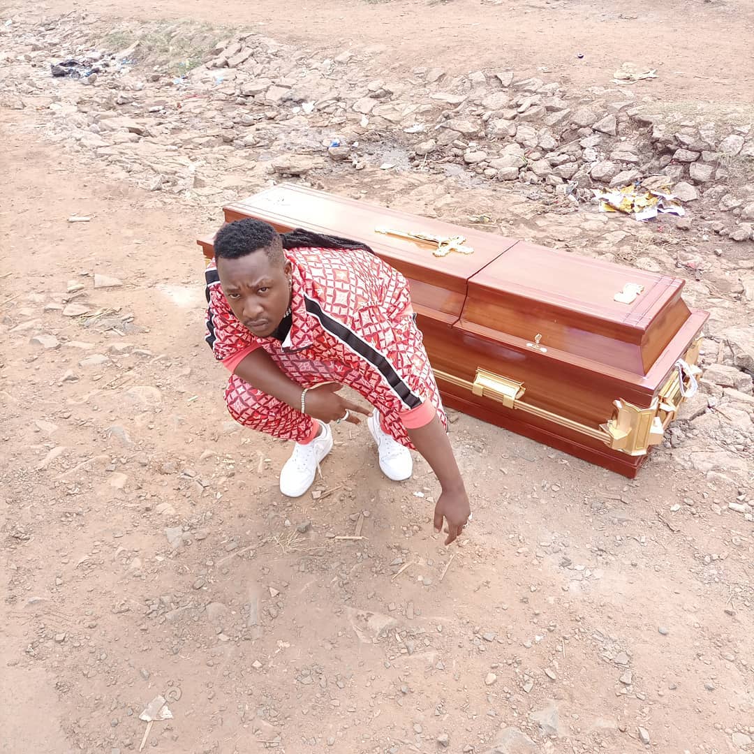 Japesa posing with the coffin that he bought for himself in case he pass away. He hasn't disclose if he has intentions of dying anytime soon, right now your guess is as good as the next person. Photo credit: Instagram/japesakenya