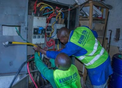 Bootylicious lady desperately begs for a piece of Harmonize’s attitude!