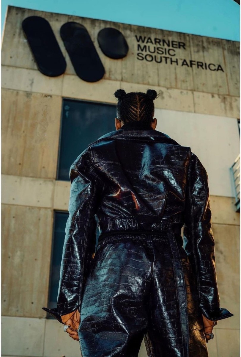 Diamond Platnumz joins internationally recognized artistes who has been a part of Warner Music such as Burna Boy, Rita Ora, Ed Sheeran just to mention a few established artistes who are a part of Warner Music roster after signing a deal with the international music conglomerate. Photo credit: Instagram/diamondplatnumz