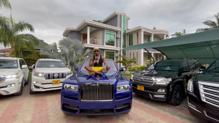 Diamond Platnumz posing with his brand new purple Rolls Royce Cullinan 2021. Photo credit: Instagram/diamondplatnumz