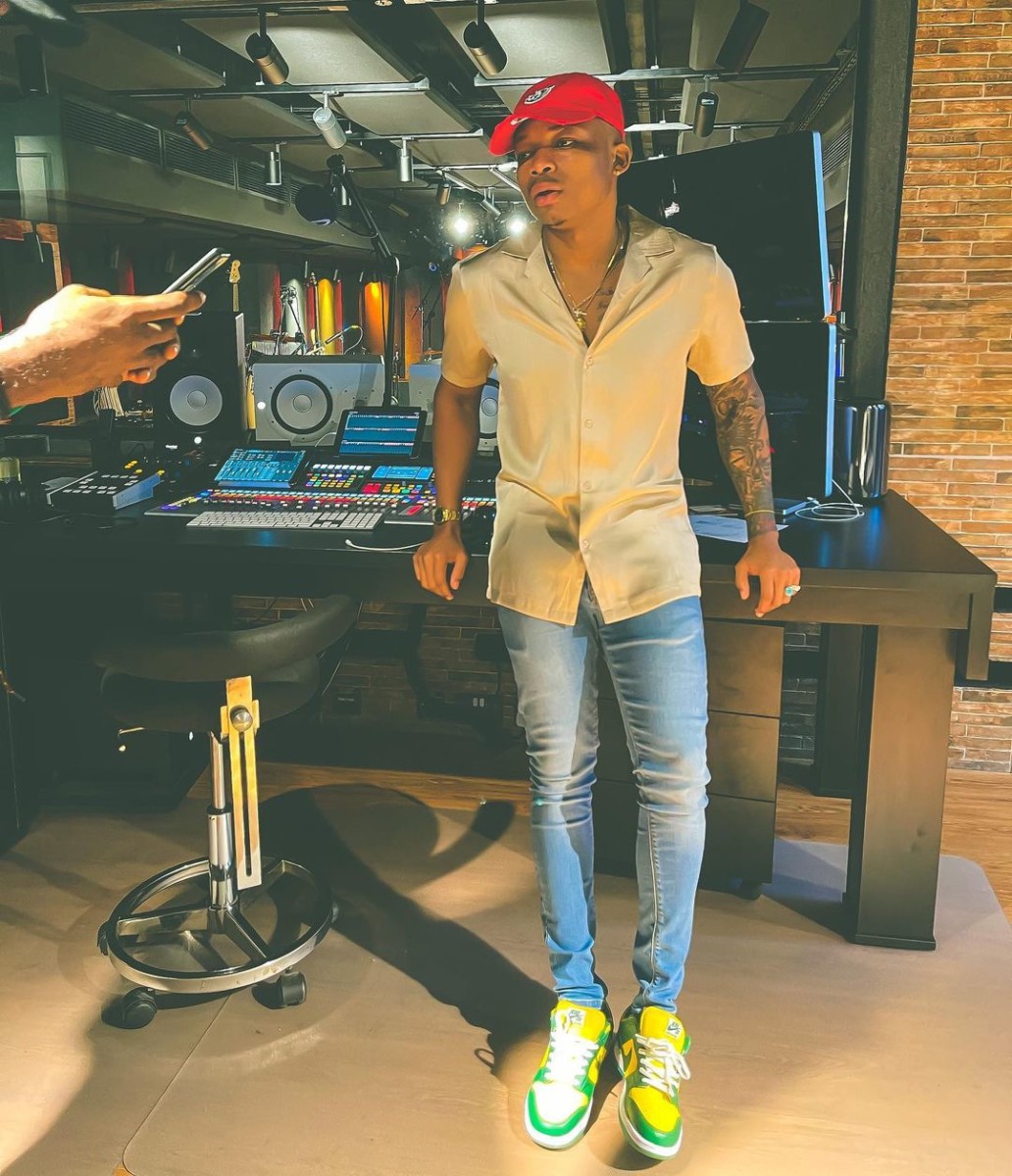 Otile Brown has earned his stripes in becoming the number 1 Kenyan musician according to the numbers, he has two songs that currently has the most streamed numbers on YouTube alone. He's achieved a whole lot as an independent solo artiste. There might be some redtape involved alright but what the stans wants to see is a collabo between himself and Sauti Sol because it's going to be electric and highly anticipated record thus far. Photo credit: Instagram/otilebrown