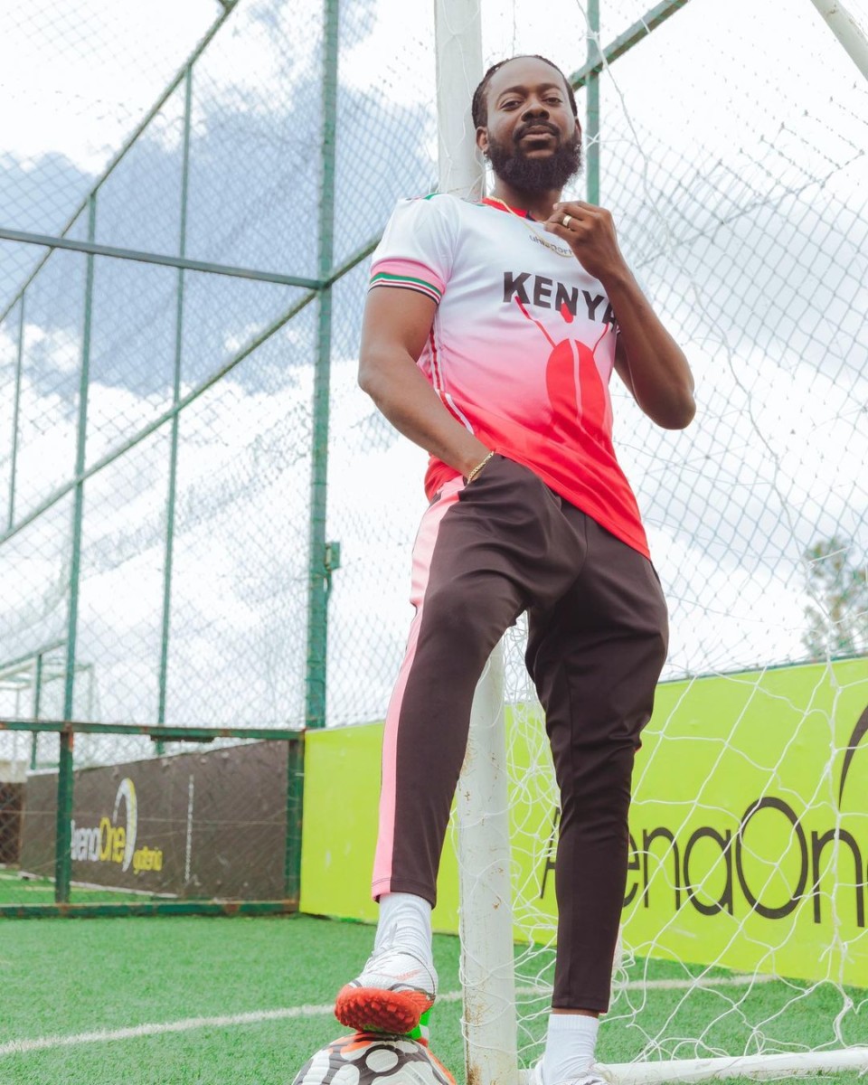 Adenkule Gold was spotted chilling in Nairobi, Kenya before putting up a stellar performance before Nyashinki hit the stage yesterday at the inaugural Destination Africa Festival. Photo credit: Instagram/vibesonly.ke/