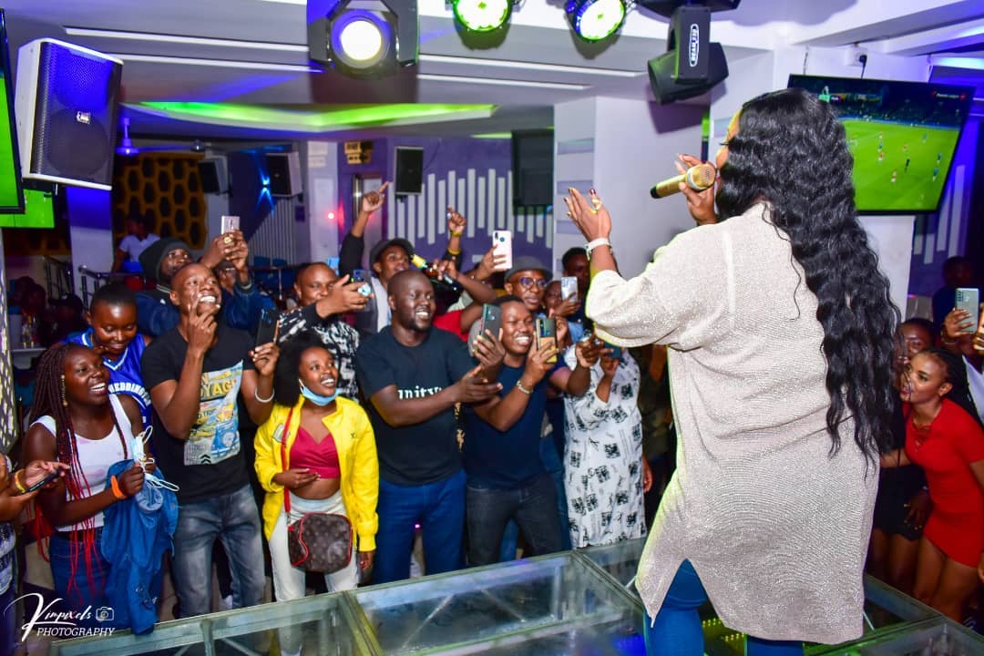 Sanaipei Tande performing live for her fans at The Avery Lounge last November. Photo credit: Instagram/kimpixels