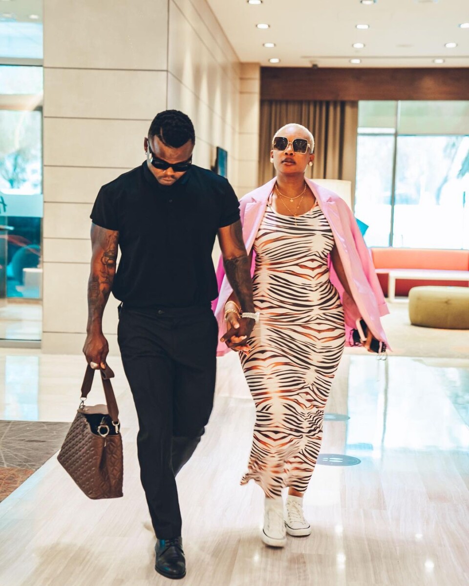 Harmonize carrying his wife's Frida Kajala Masanja's handbag
