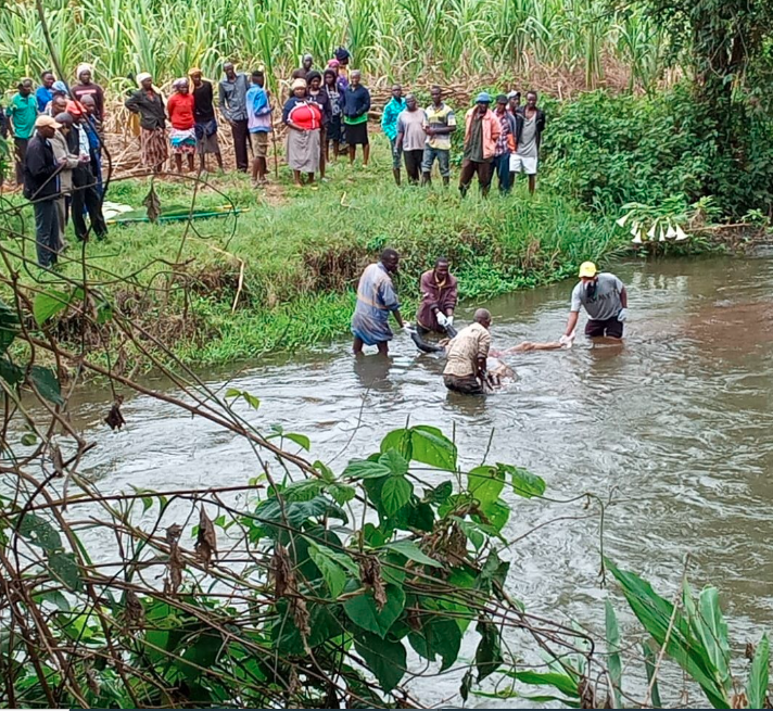 Dead man in a river @4low_Ke