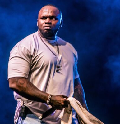 The drama continues… Kanye West and his wife go shopping while walking barefoot like beggars