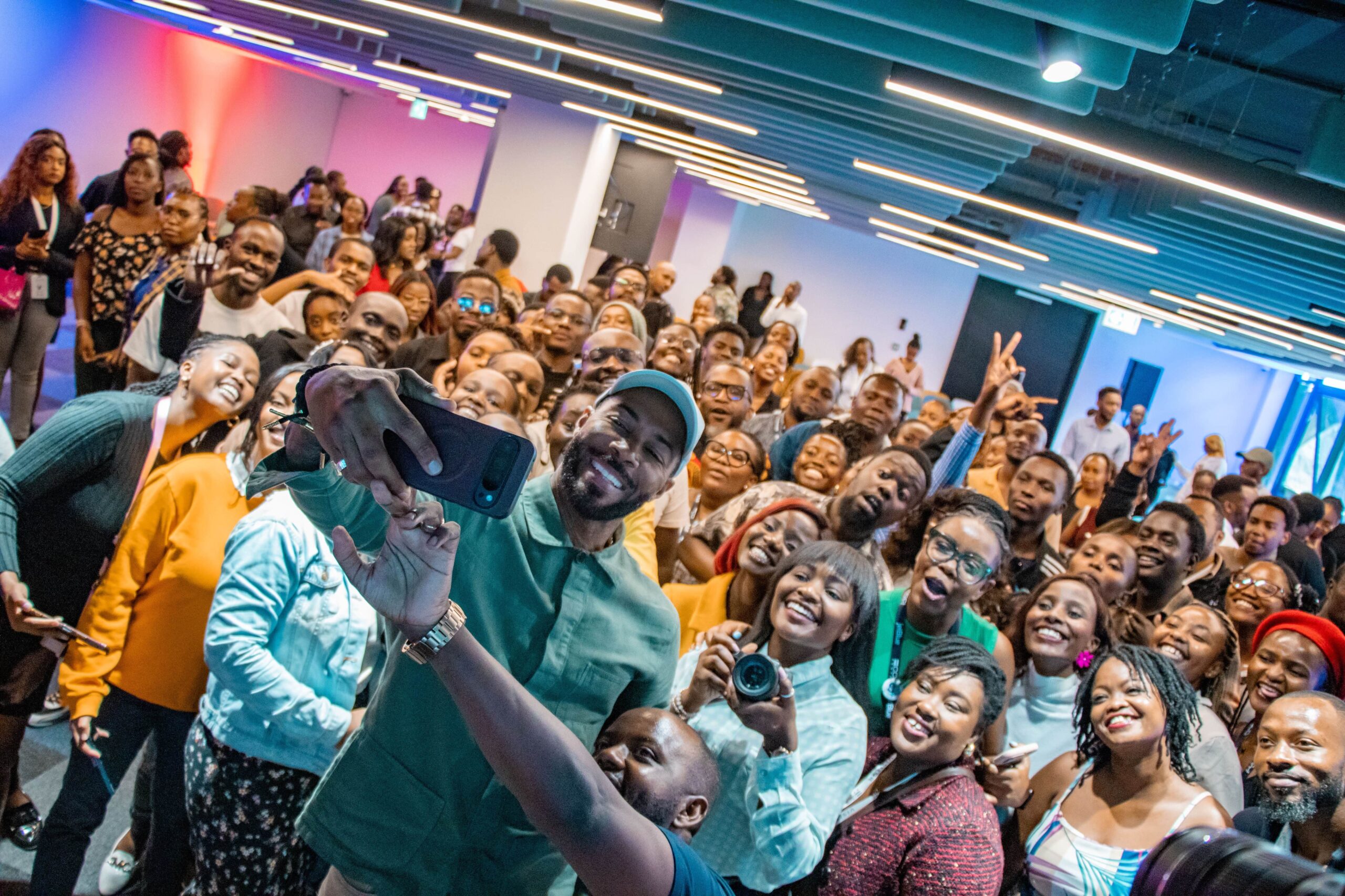 Acclaimed American actor Omari Hardwick ‘Ghost’ takes a selfie with participants at a session with Kenyan actors and filmmakers. This was during a connect session where the actor got to interact with cast members of the new Showmax series Chocolate Empire where he shared insights on navigating the global entertainment landscape.