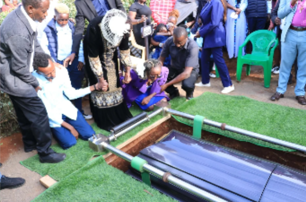 Jacque Maribe breaks down as the remains of her father is lowered down into the grave. PHOTO/Screengrab